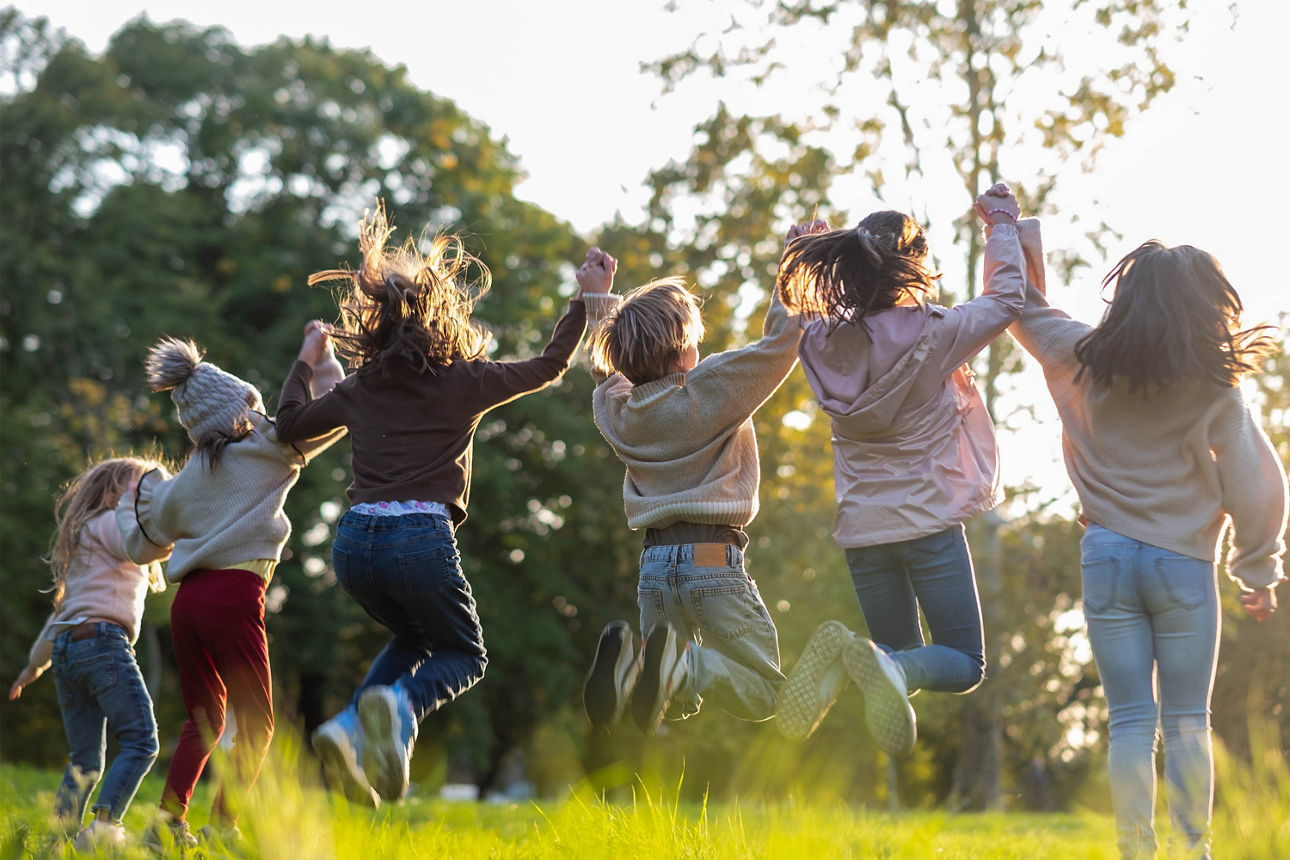 Eine Gruppe von Kindern freut sich über die geplante Frühstart-Rente.