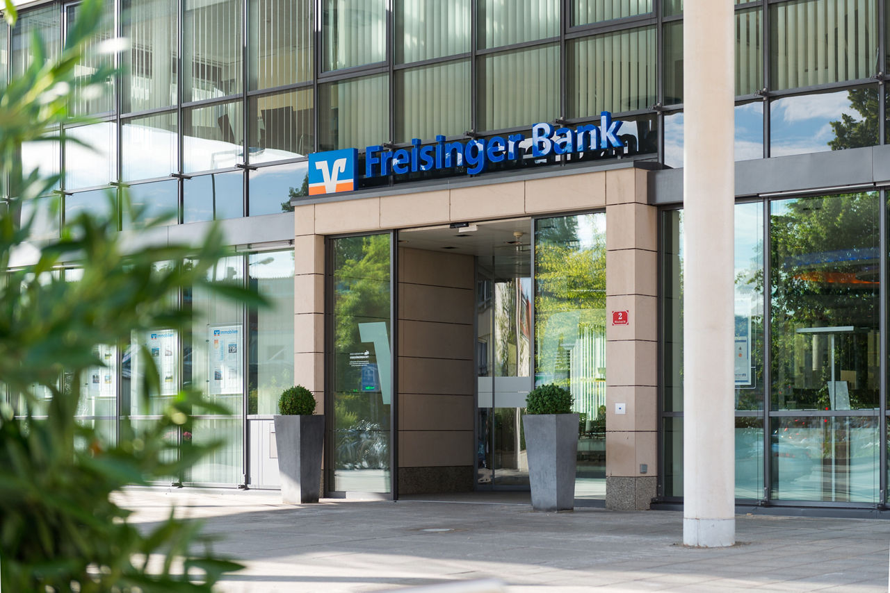 Außenansicht des Eingangsbereichs der Freisinger Bank