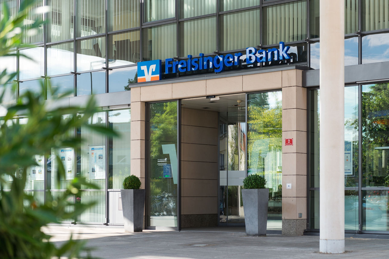 Außenansicht des Eingangsbereichs der Freisinger Bank