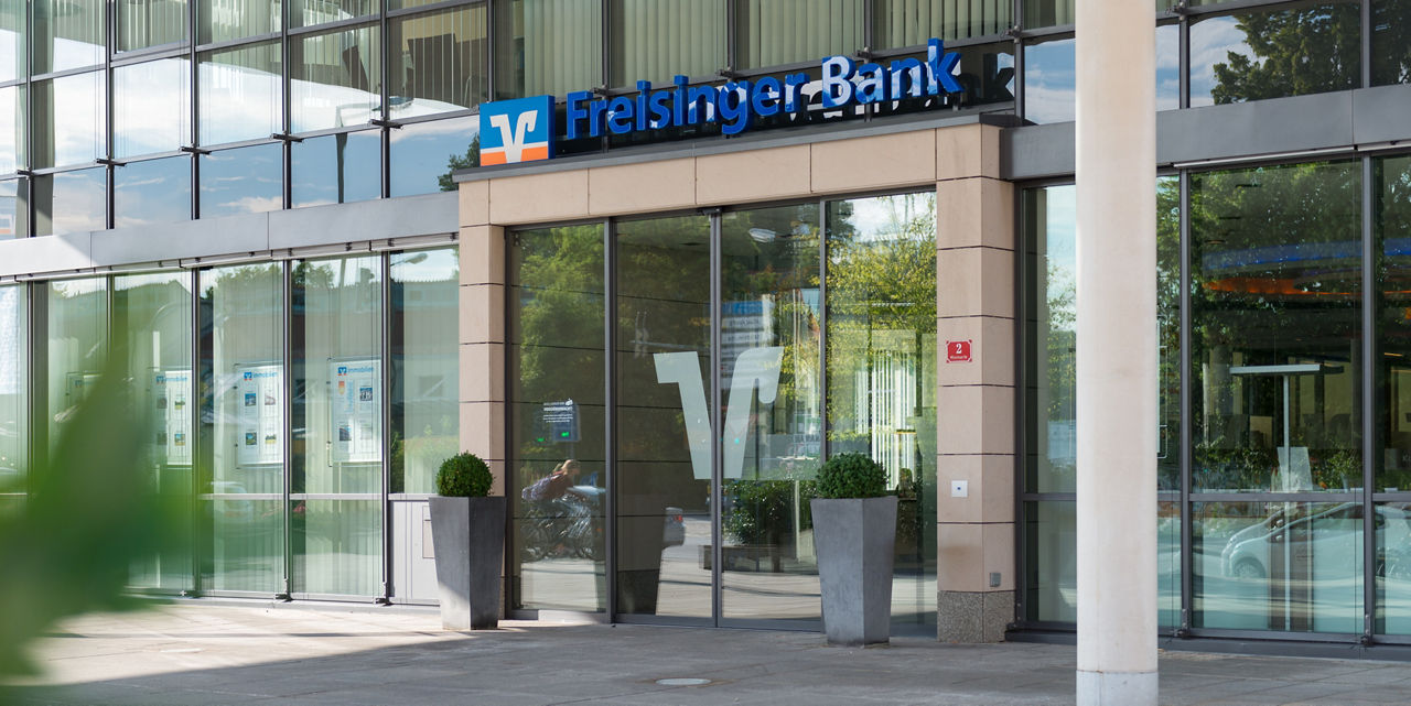Lachende Frau mit Freunden
