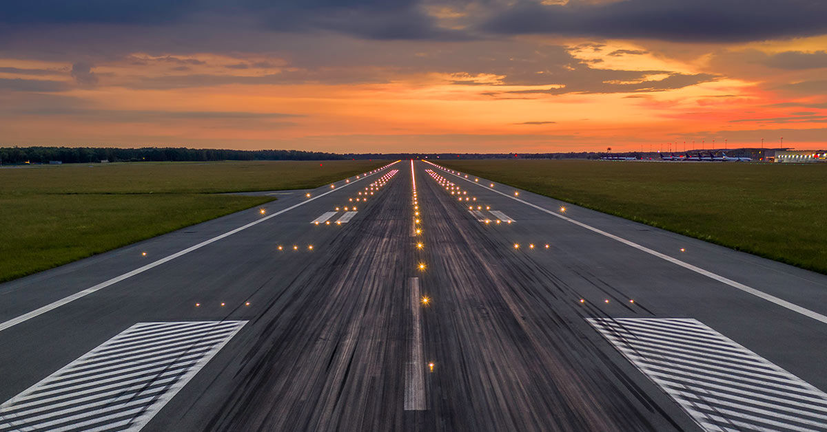 Flugzeuglandebahn im Sonnenuntergang