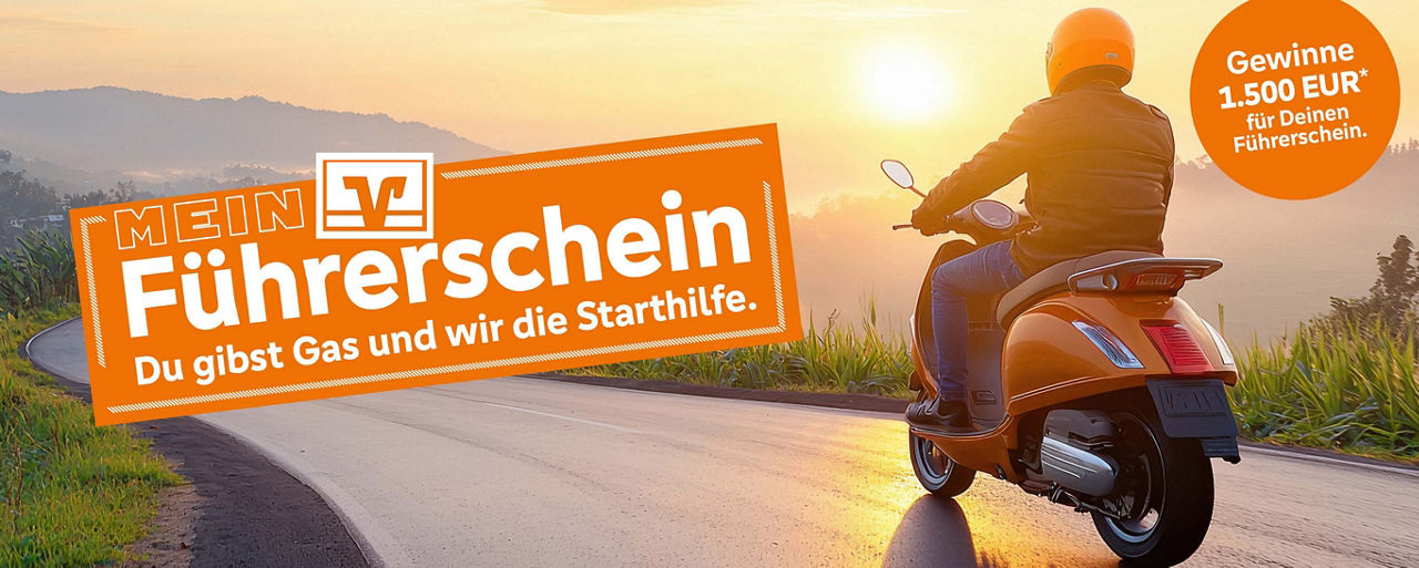 Mann fährt auf einem Roller