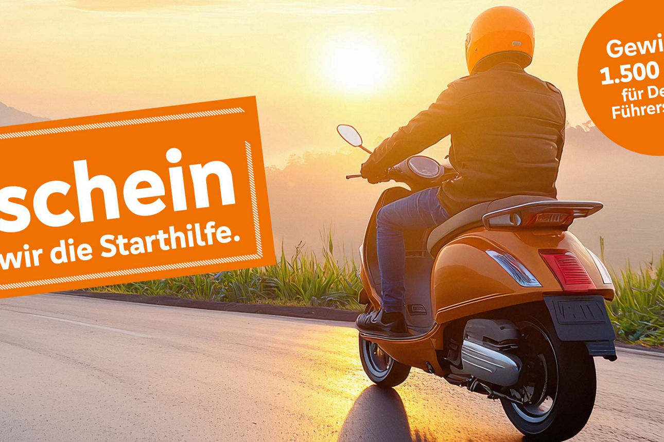 Mann fährt auf einem Roller