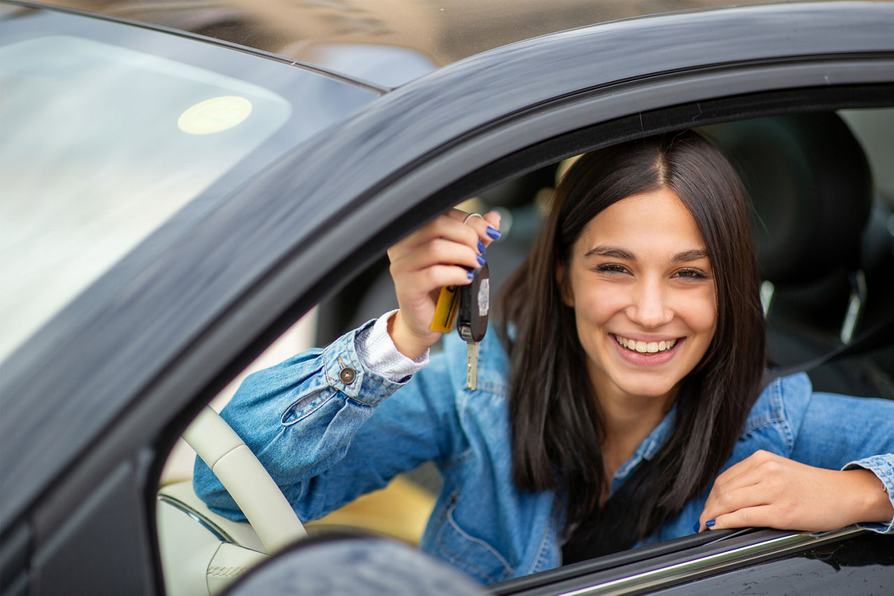 Junge Frau im Auto