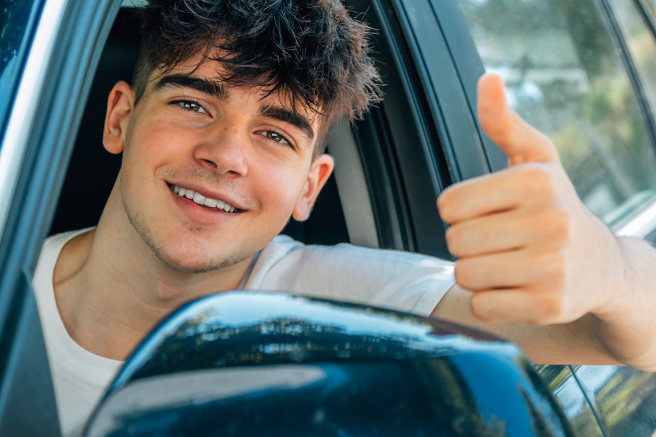 Junger Mann im Auto
