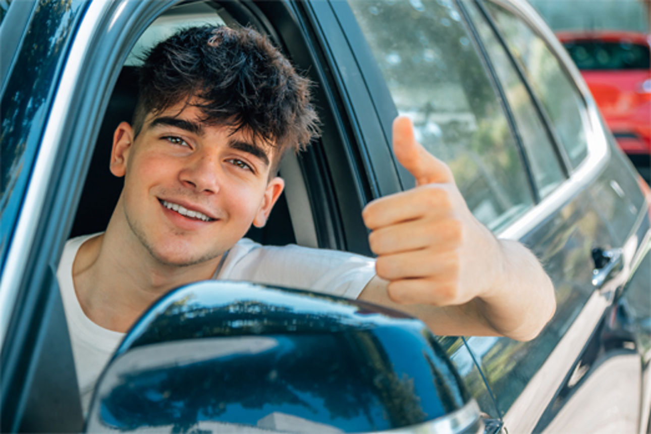 Junger Mann im Auto
