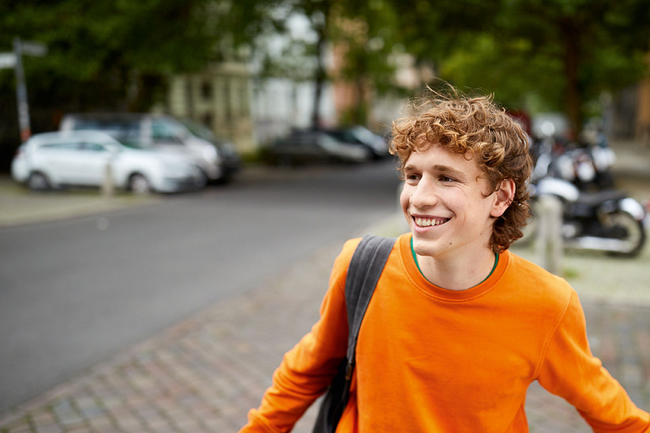 Junger Mann auf der Straße