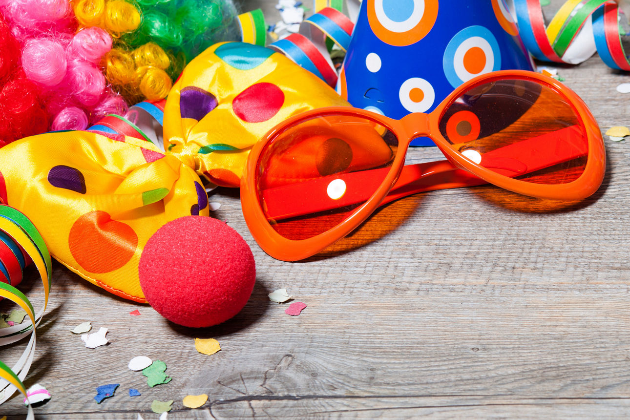 Bunte Faschingsdeko auf einem Holztisch