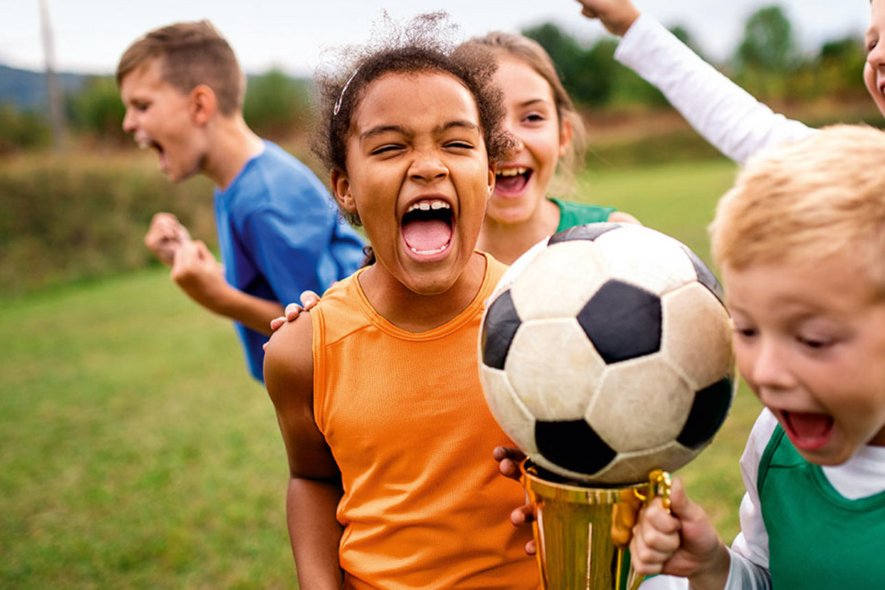 Eine einfache Zeichnung von Kindern, die sich an den Händen halten, symbolisiert Einheit und Freundschaft. Das Bild ist vor e
