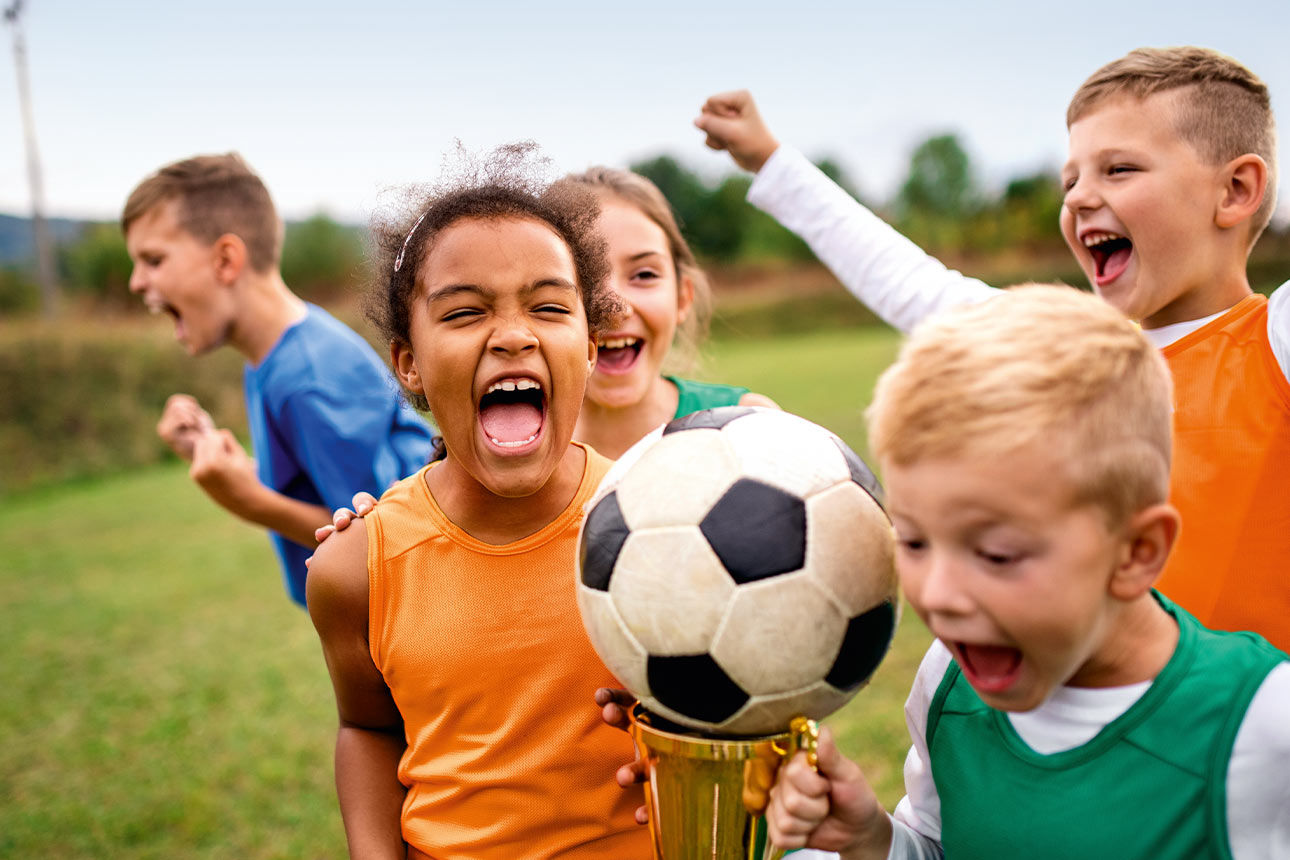 Gruppe Jugendlicher beim Fußballspiel.