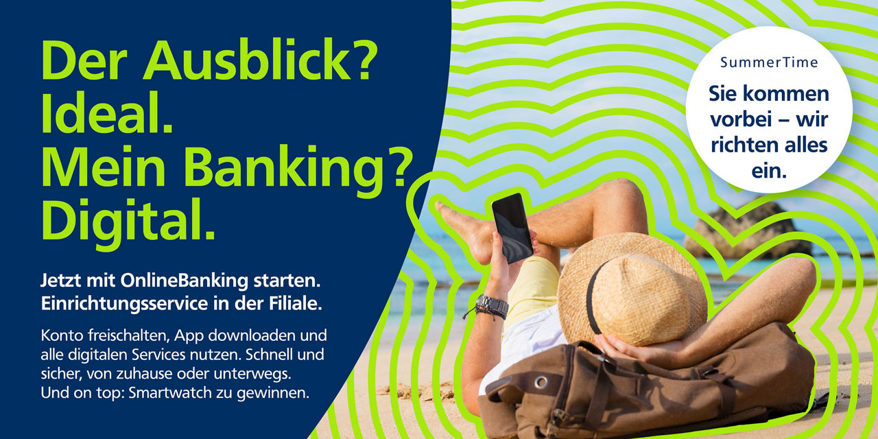Mann liegt mit Handy am Strand und verwaltet seine Finanzen im Online Banking