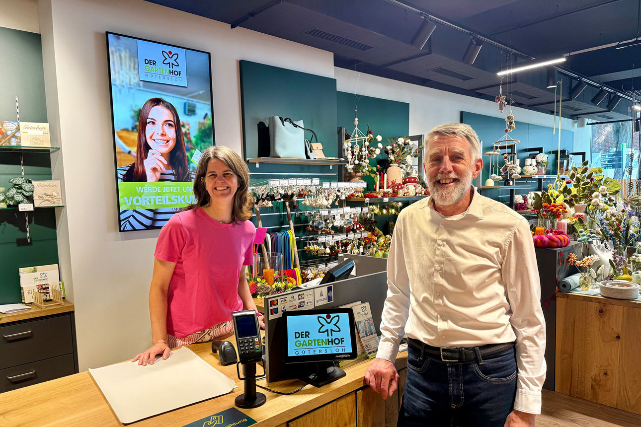 Antje Kalthoff (Der Gartenhof Gütersloh) und Oliver Spratte (Beratung Electronic Banking der Volksbank in Ostwestfalen) 