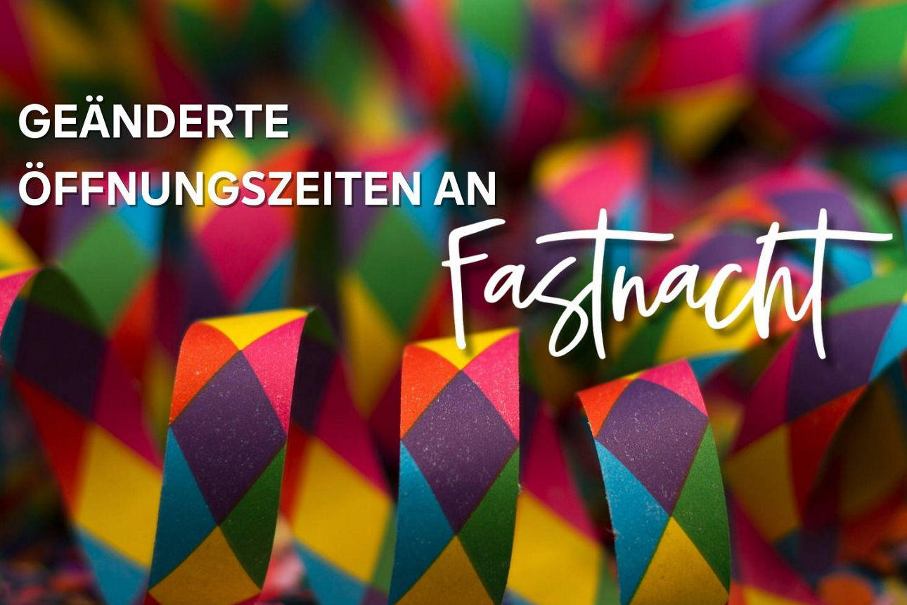 Gruppe von Menschen stehen im Kreis und feiern gemeinsam Silvester