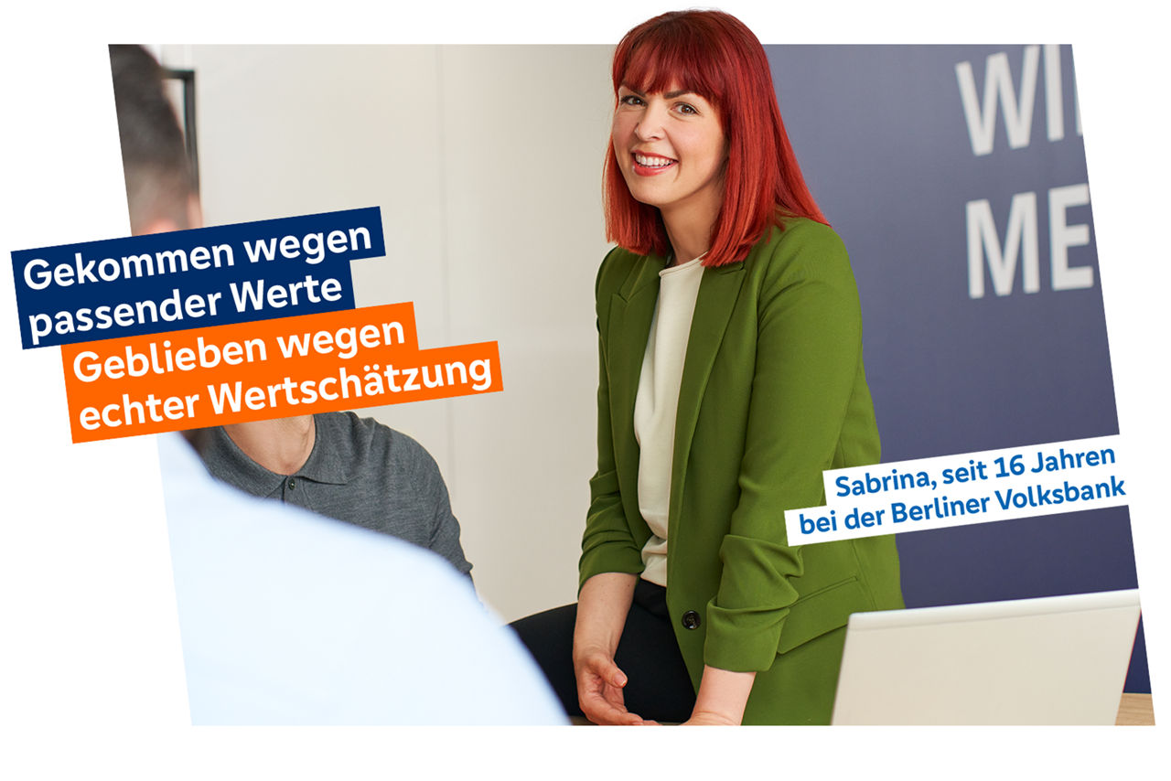 Frau sitzt auf Schreibtisch und lächelt