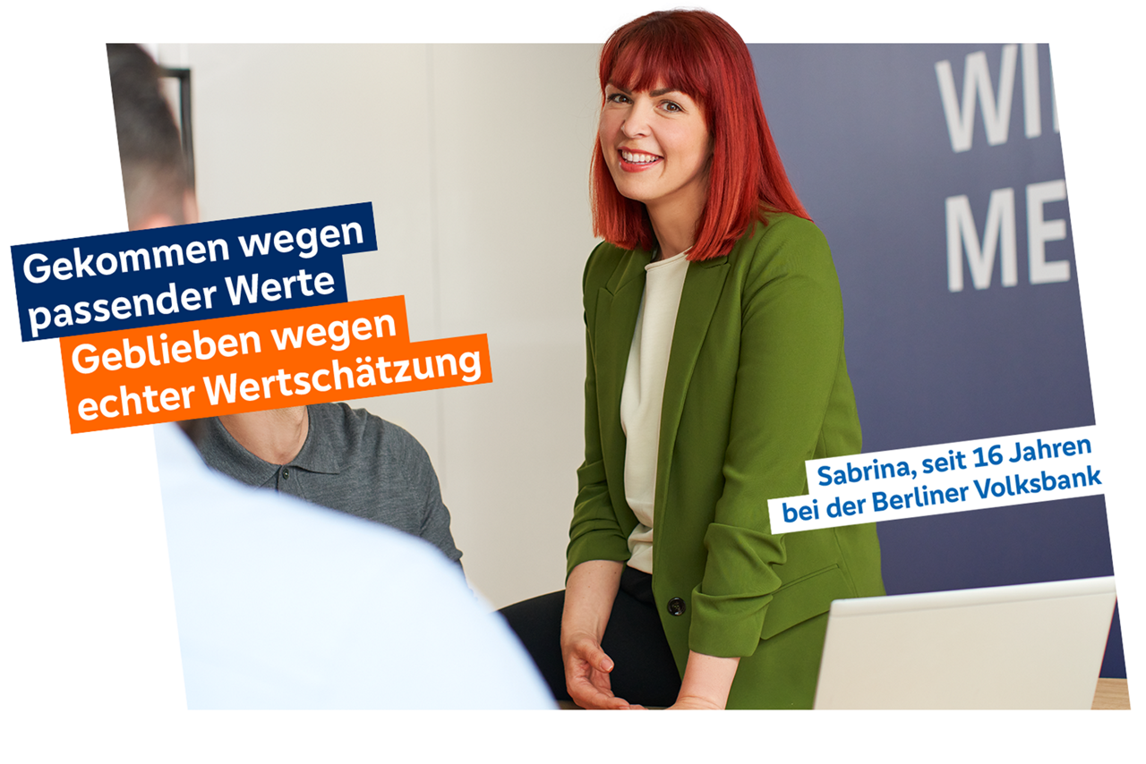 Frau sitzt auf Schreibtisch und lächelt