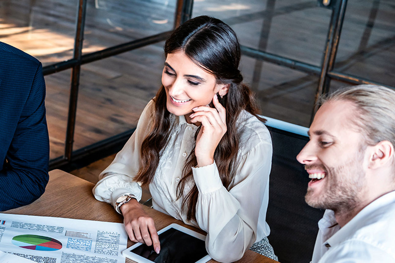 2 Personen diskutieren