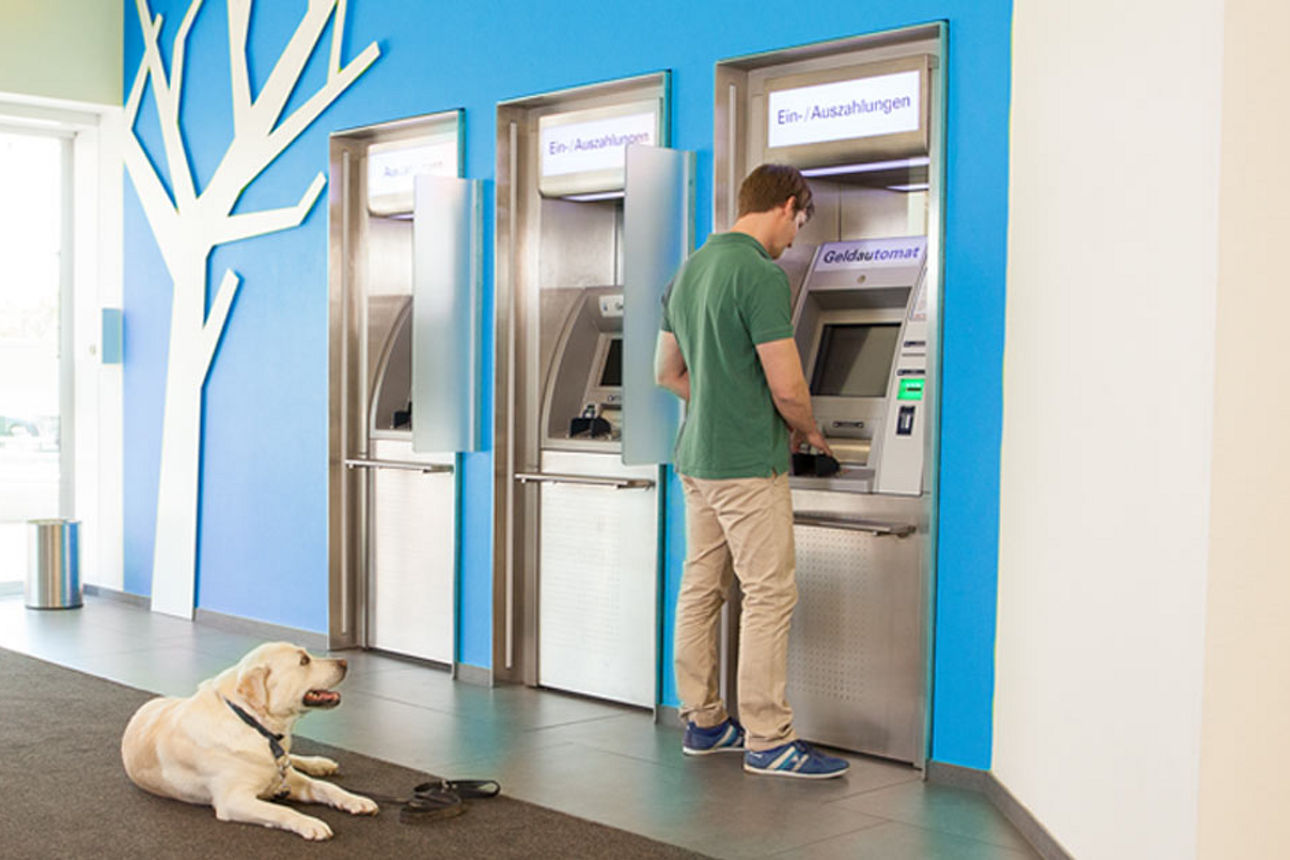 Der Vorstand zusammen mit dem neuen Auszubildnen in der Bank