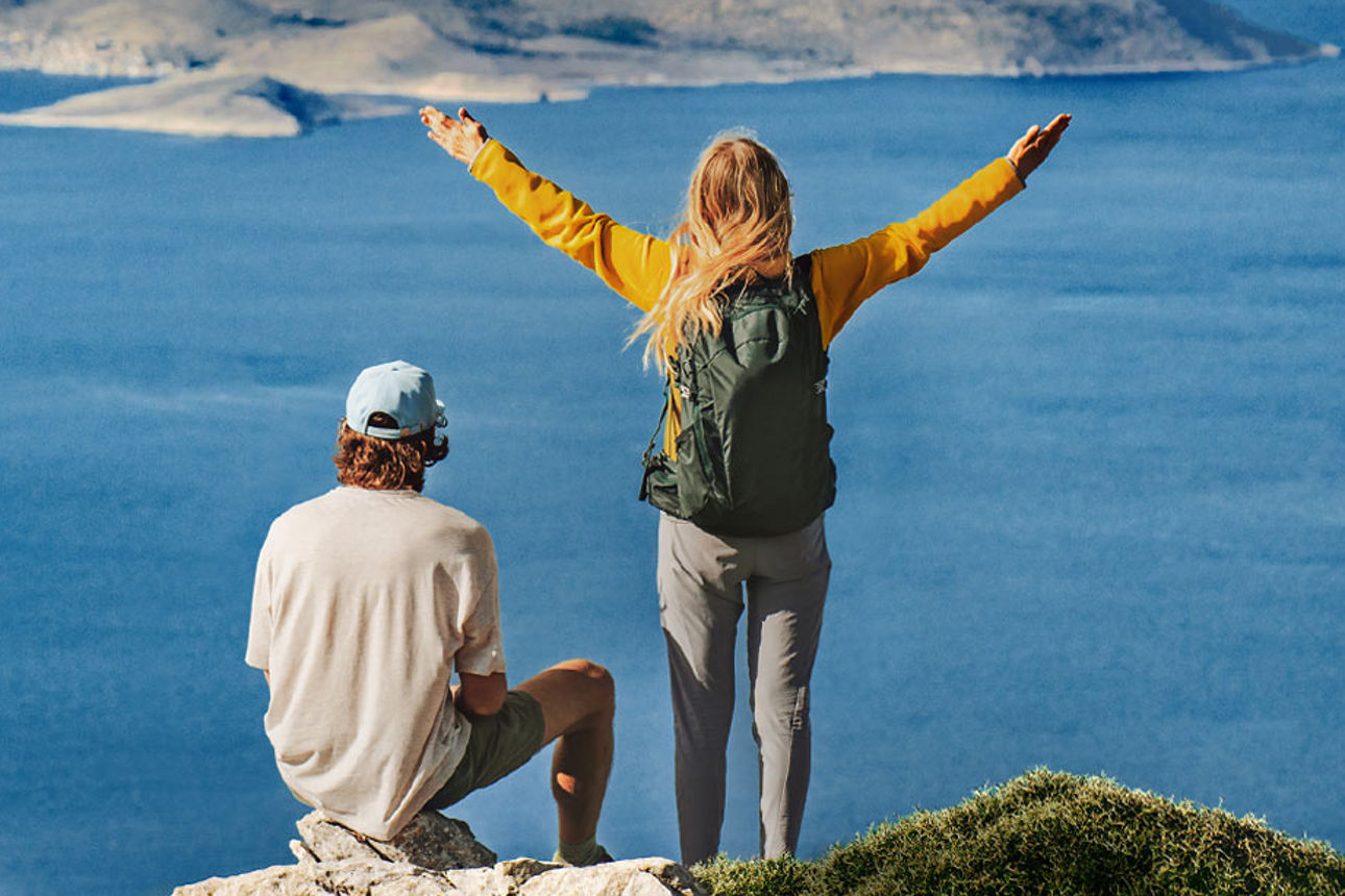 Mann und Frau schauen aufs Meer
