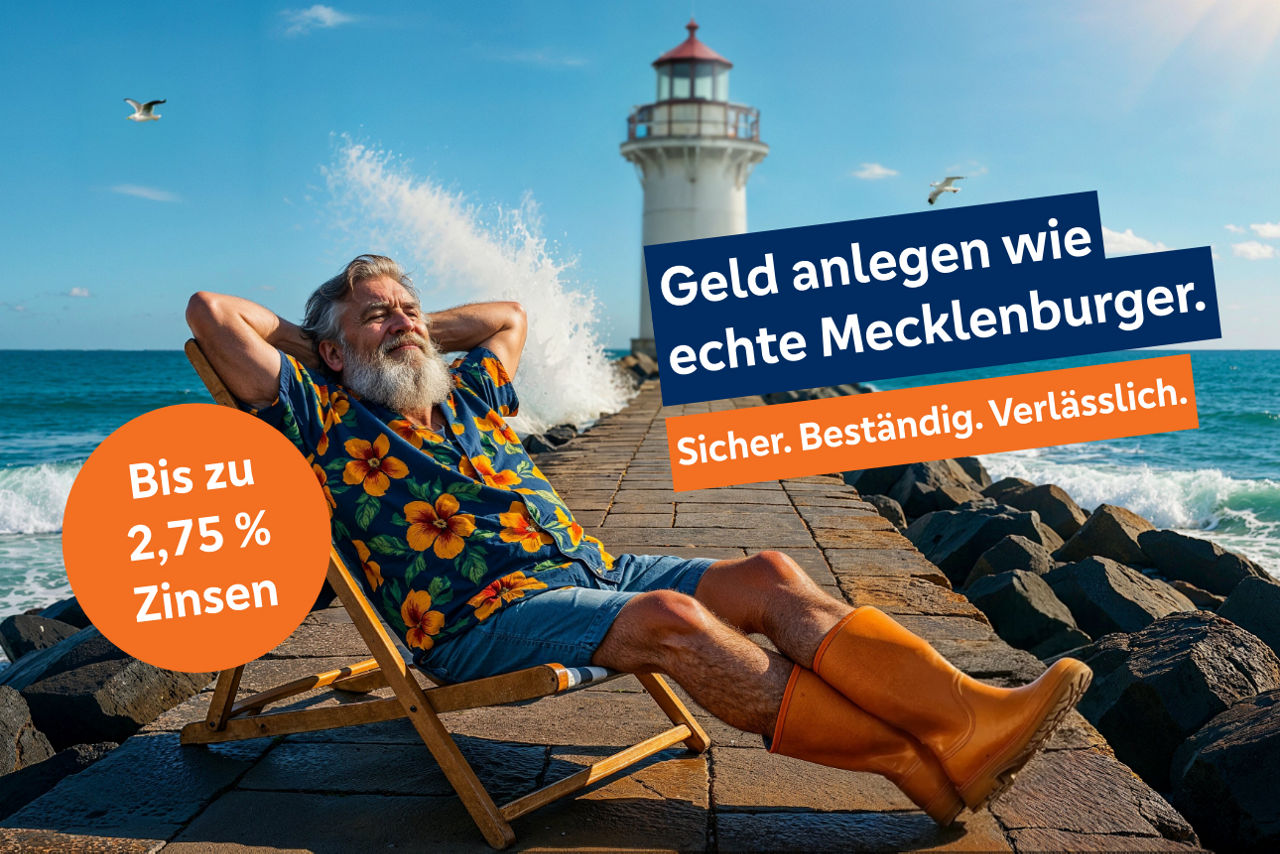 Ein Mann liegt im Liegstuhl auf einer Mole.