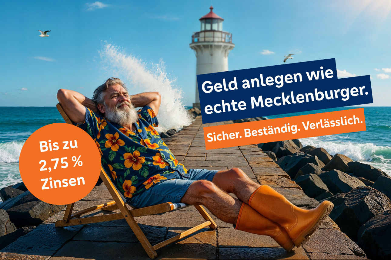 Ein Mann liegt im Liegstuhl auf einer Mole.