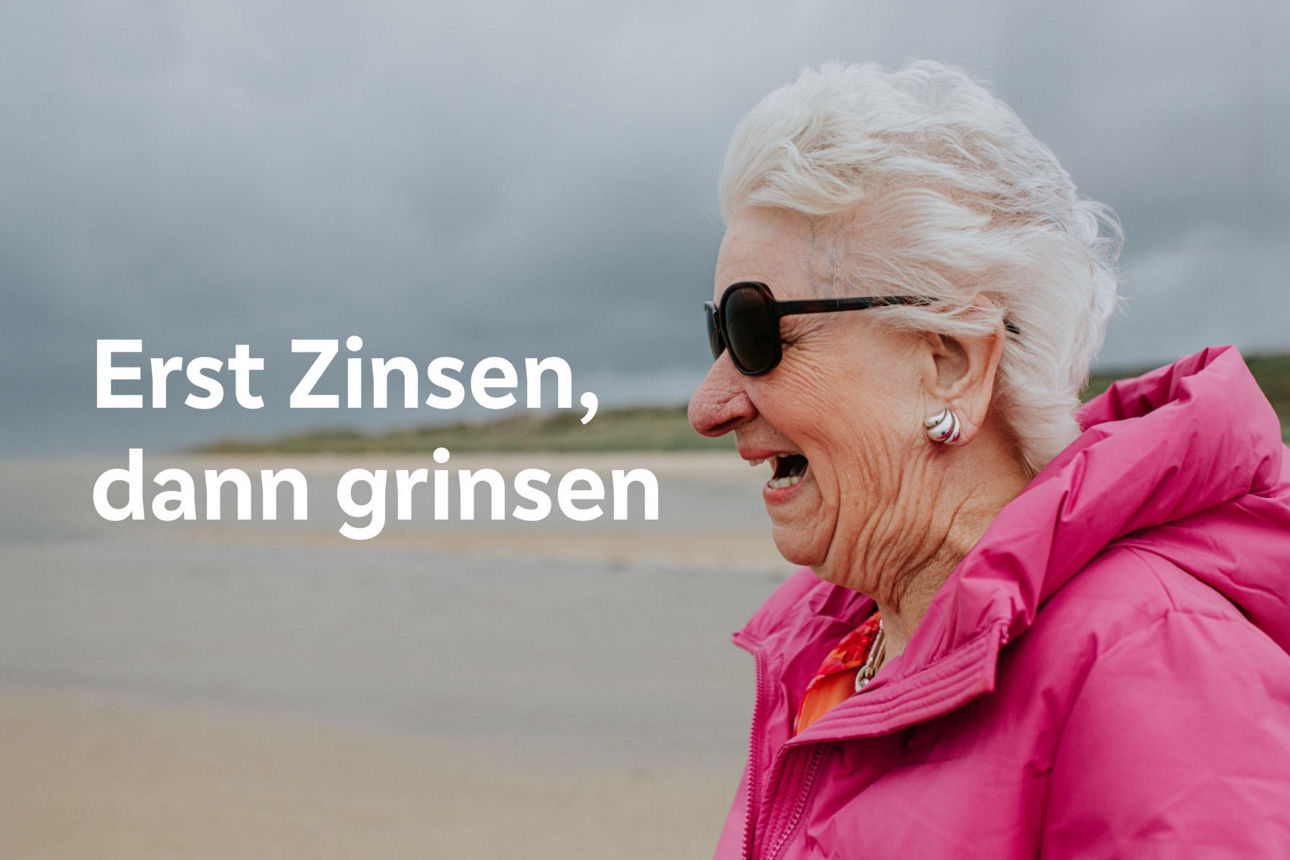 Ältere Frau mit einem Grinsen am Strand