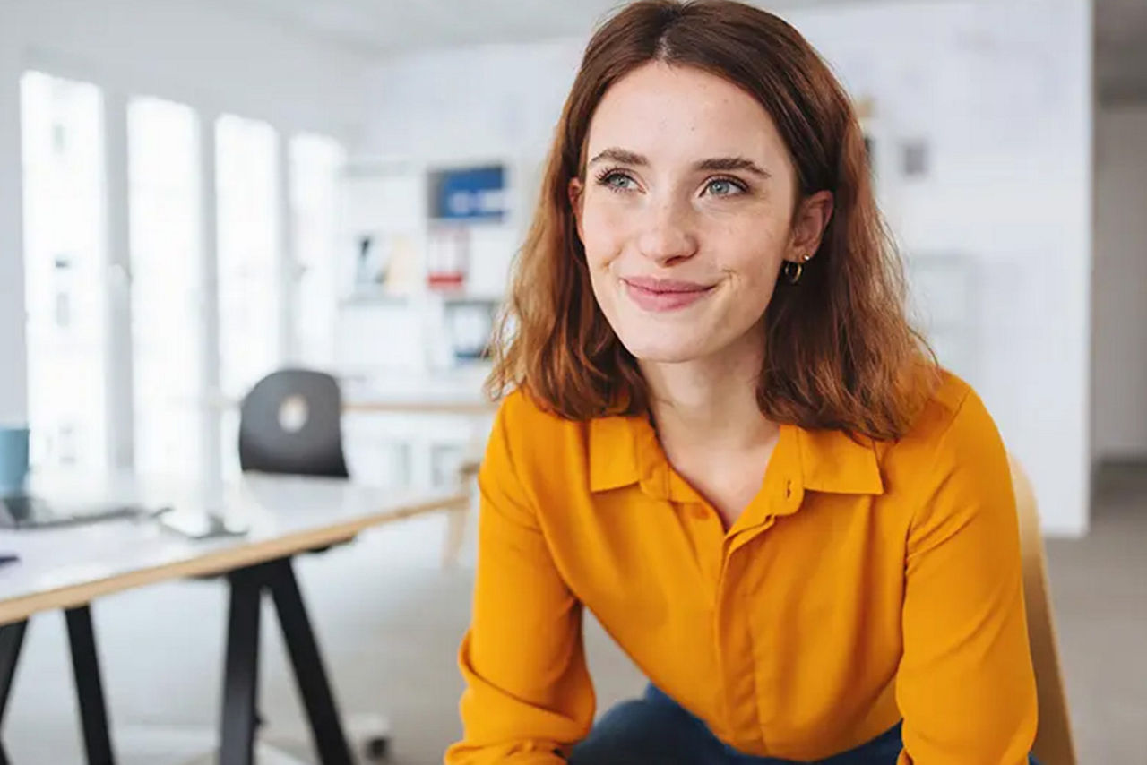 Junge Frau im Büro