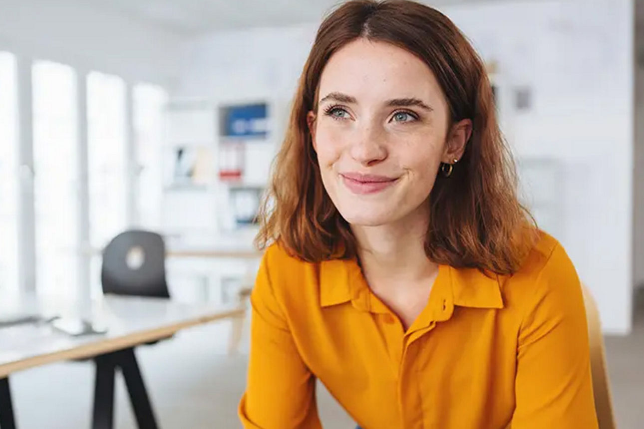 Junge Frau im Büro