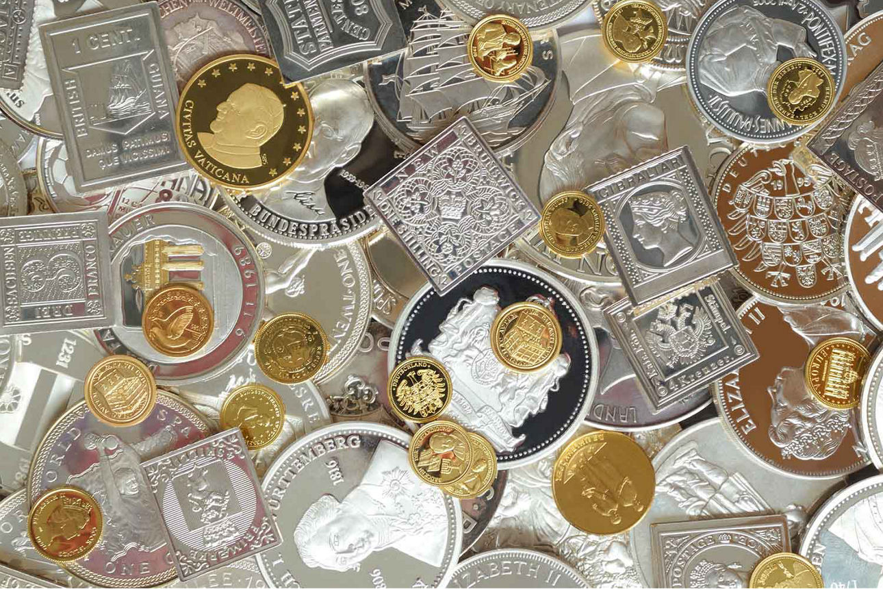 Verschieden Gold- und Silbermetalle auf einem Haufen