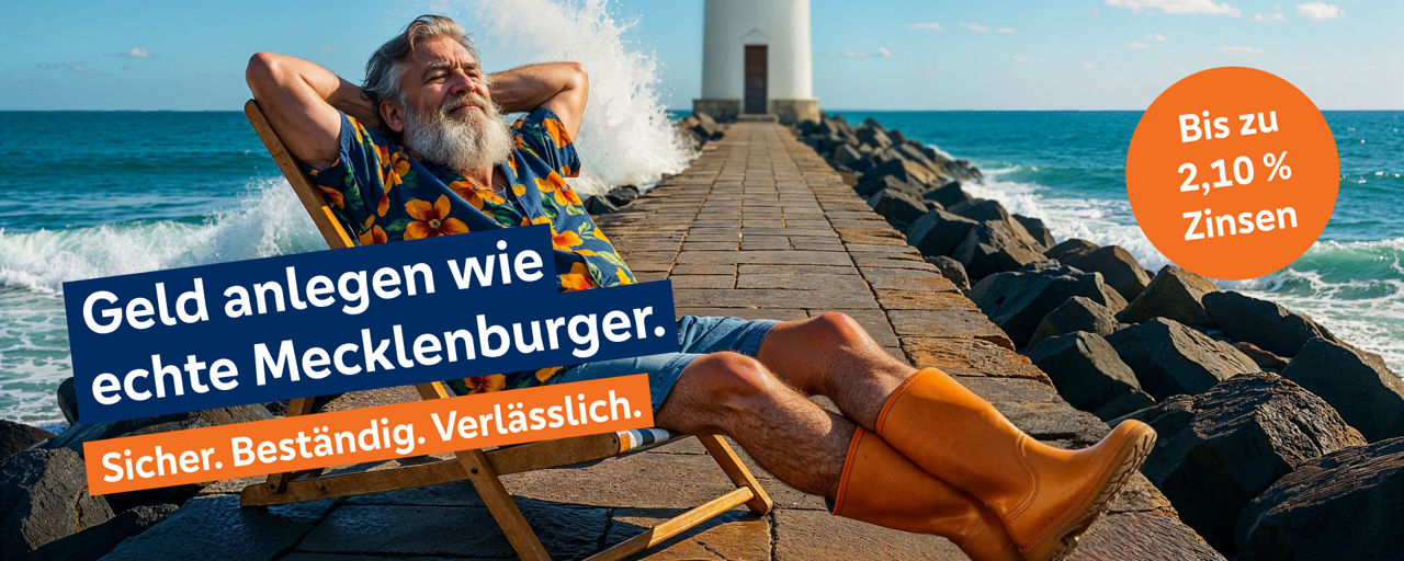 Ein Mann liegt im Liegstuhl auf einer Mole.