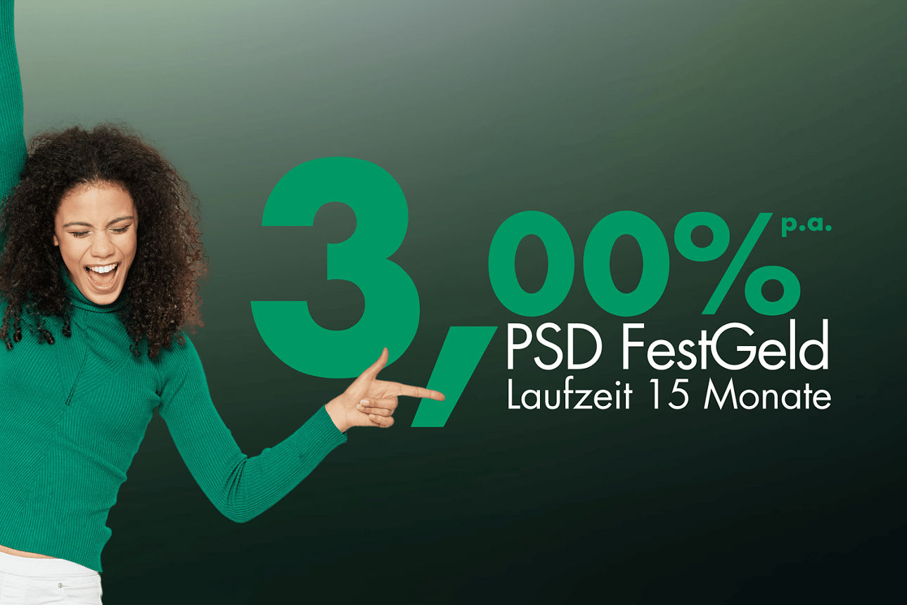 Eine Frau zeigt strahlend auf den Zins in Höhe von 3,00 % für das PSD FestGeld.