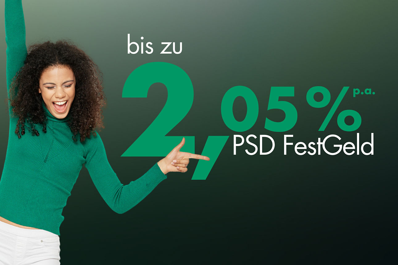 Frau zeigt strahlend auf Festgeld Zins in Höhe von 2,05 %