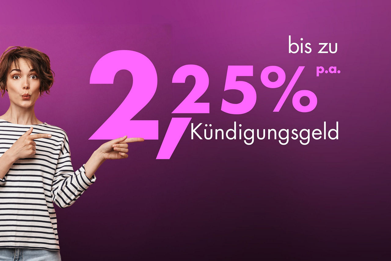 Frau zeigt auf Zinssatz von 2,25 % für das KündigungsGeld
