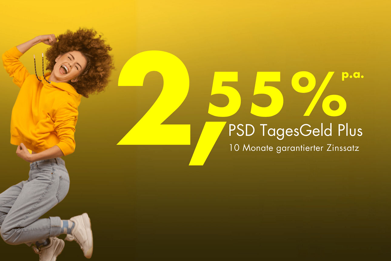 Eine Frau zeigt auf die Kondition des PSD TagesGeld Plus