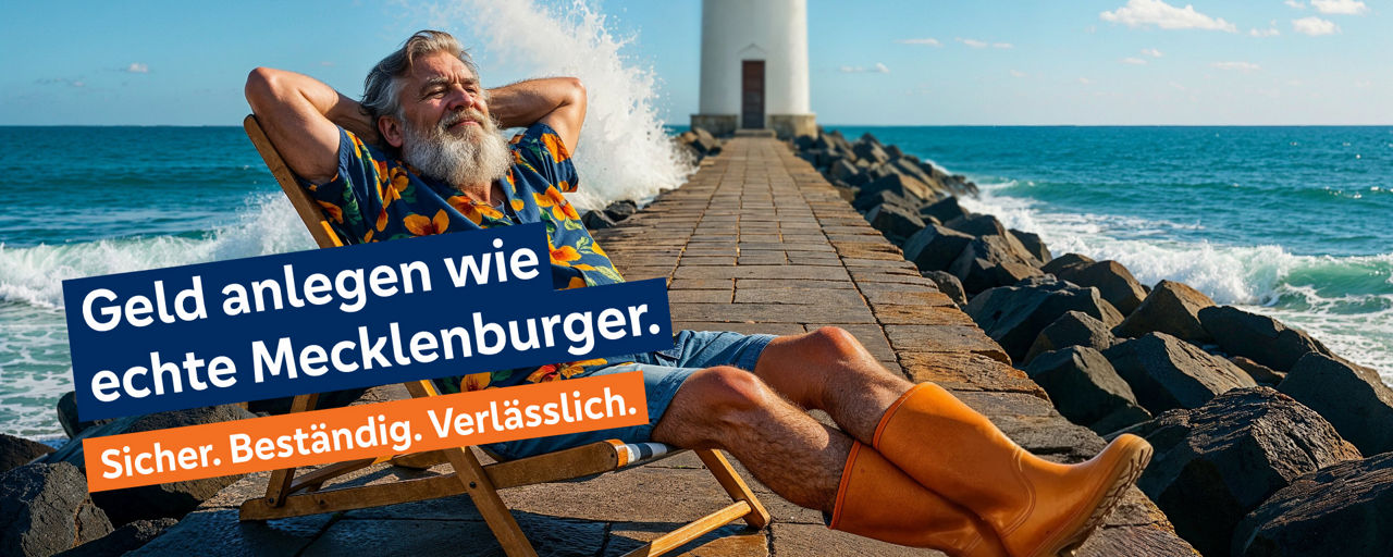 Ein Mann liegt im Liegstuhl auf einer Mole.