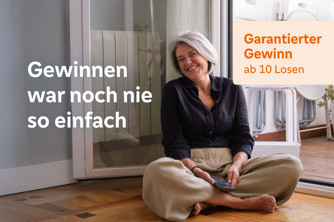 Frau sitzt im Schneidersitz auf dem Boden vor der offenen Balkontür