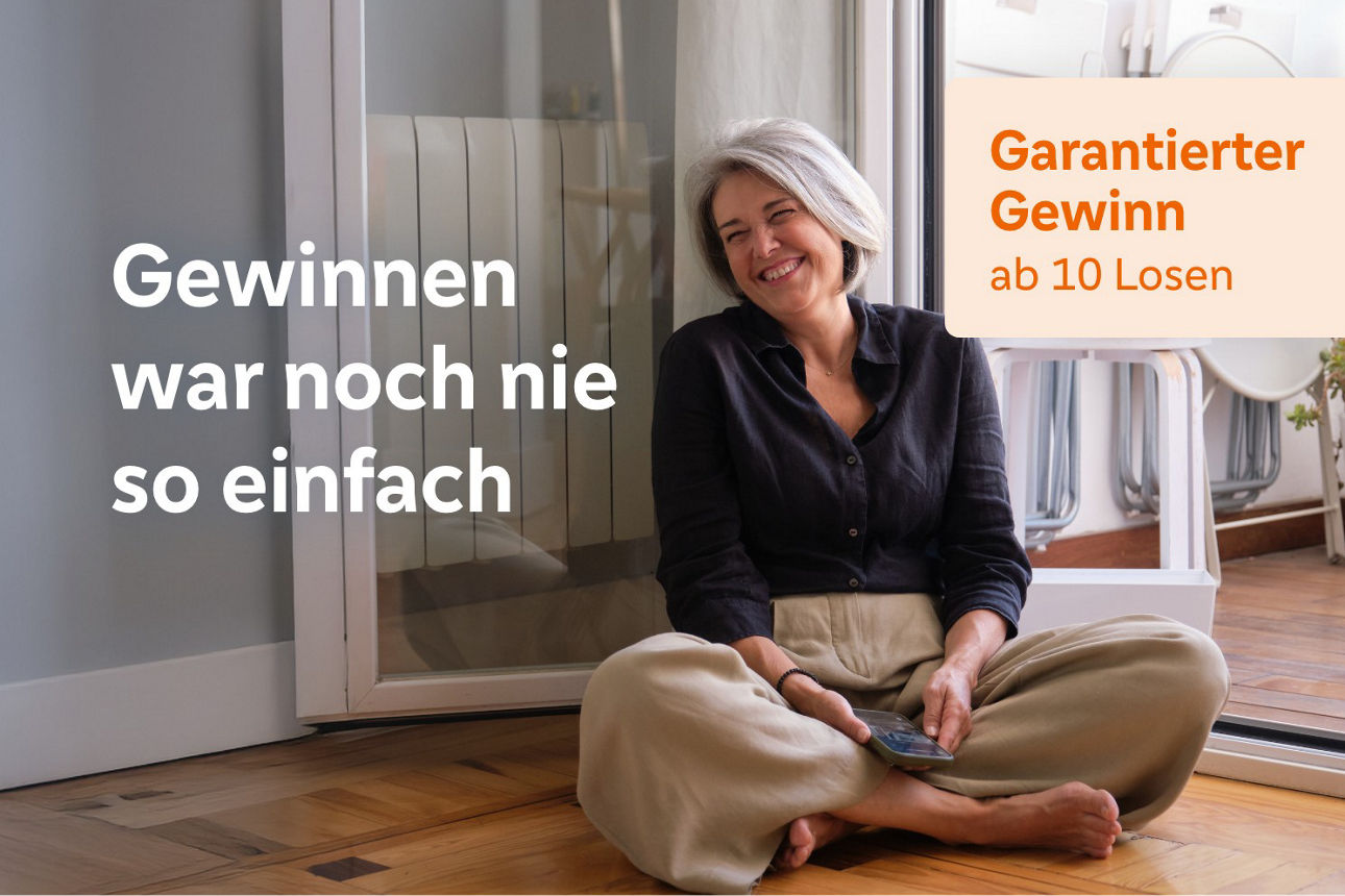 Frau sitzt im Schneidersitz auf dem Boden vor der offenen Balkontür