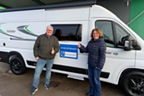 Mann und Frau mit Camper