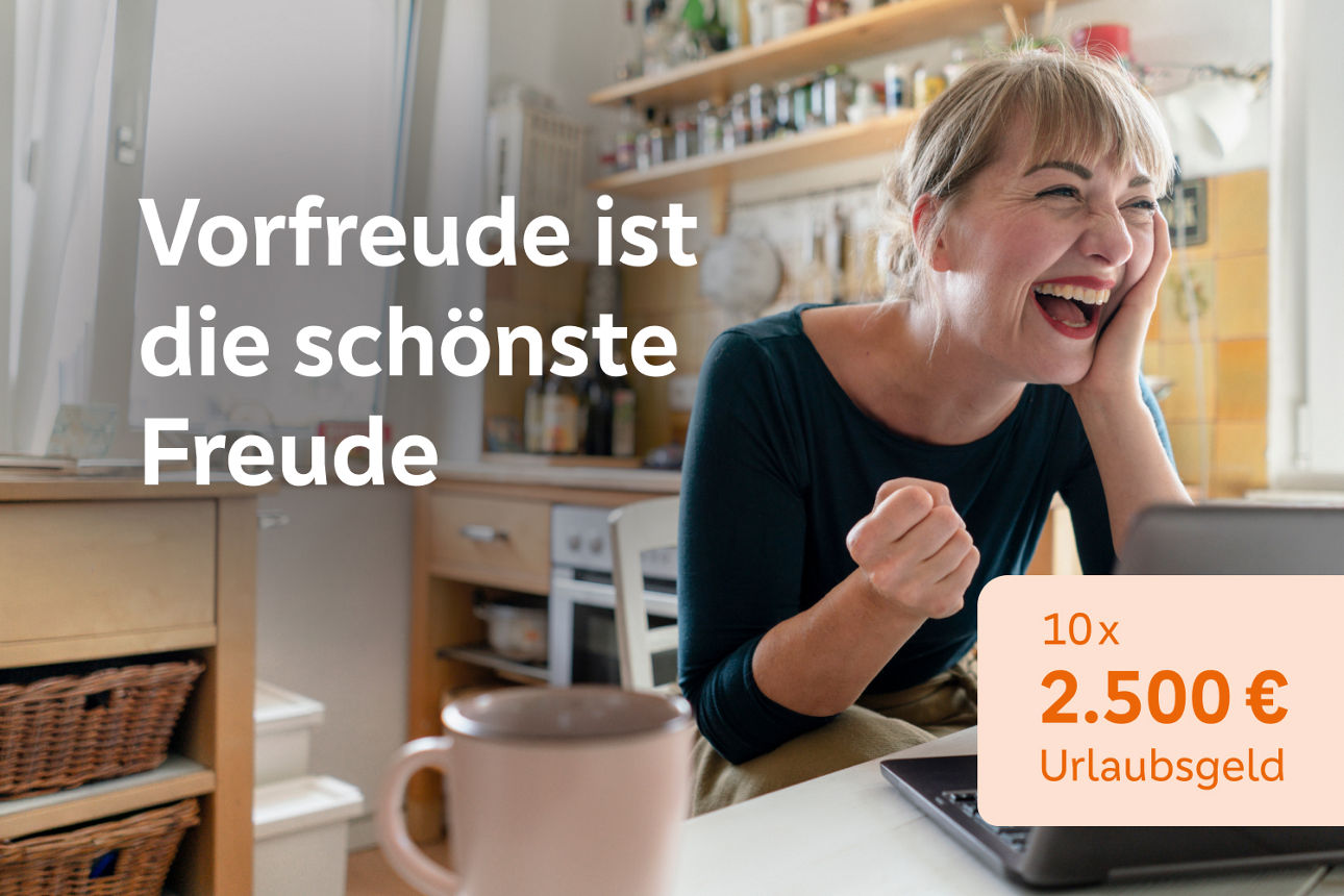 Frau freut sich und ballt die Faust und ein Störer mit: 10x 2.500 € Urlaubsgeld