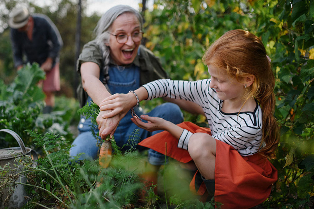 Oma gärtnert mit ihrer Enkelin