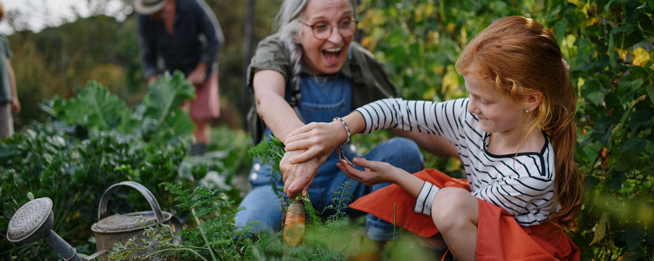 Frau im garten mit Kind