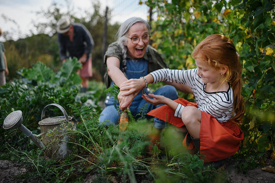 Frau im Garten mit Kind