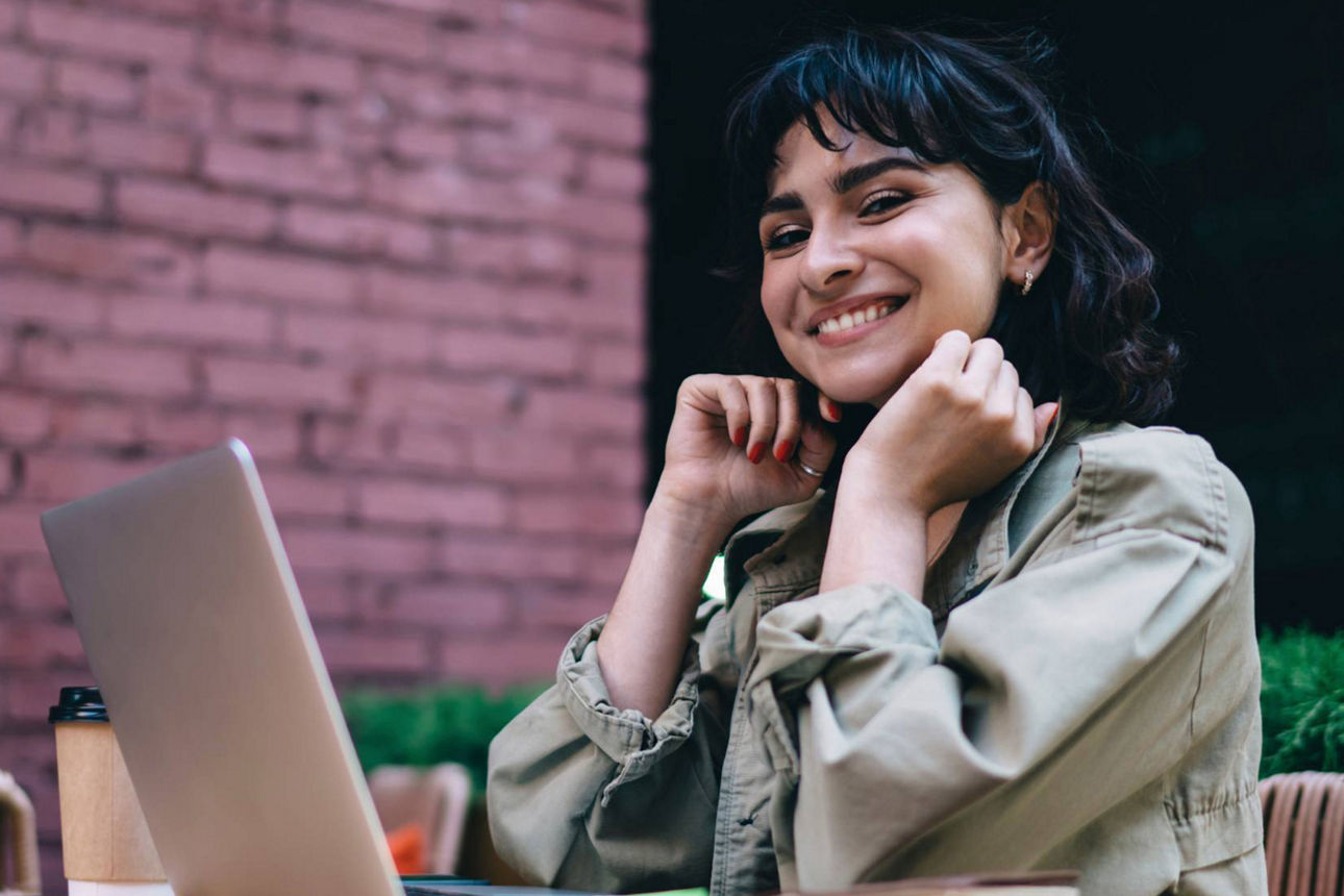Junge Frau im Cafe mit Laptop