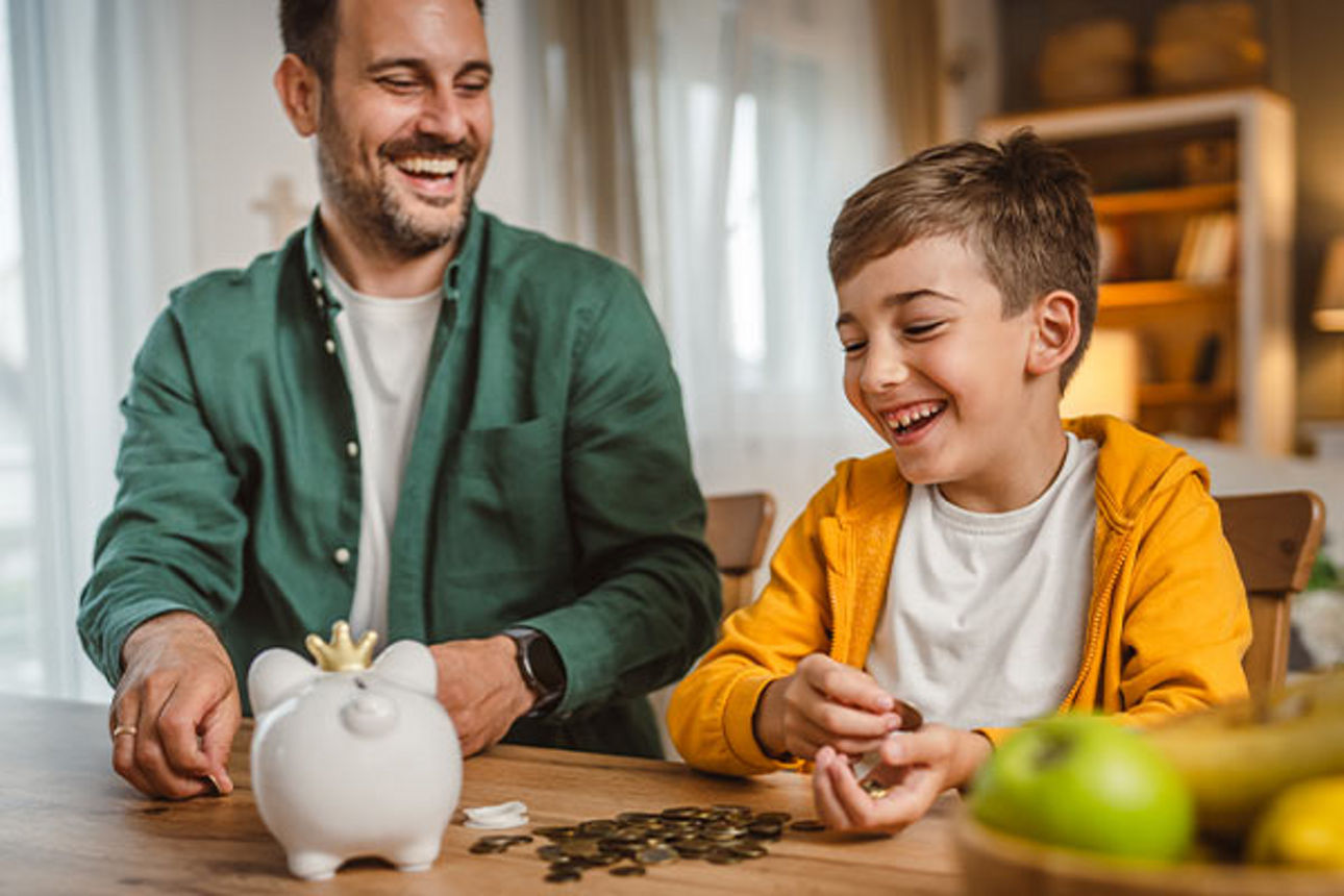 Kind freut sich über Sparschwein