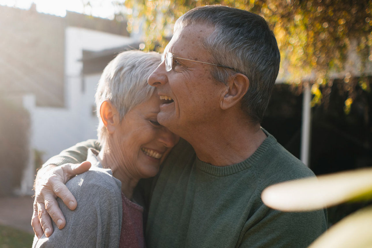 Mann und Frau umarmen sich