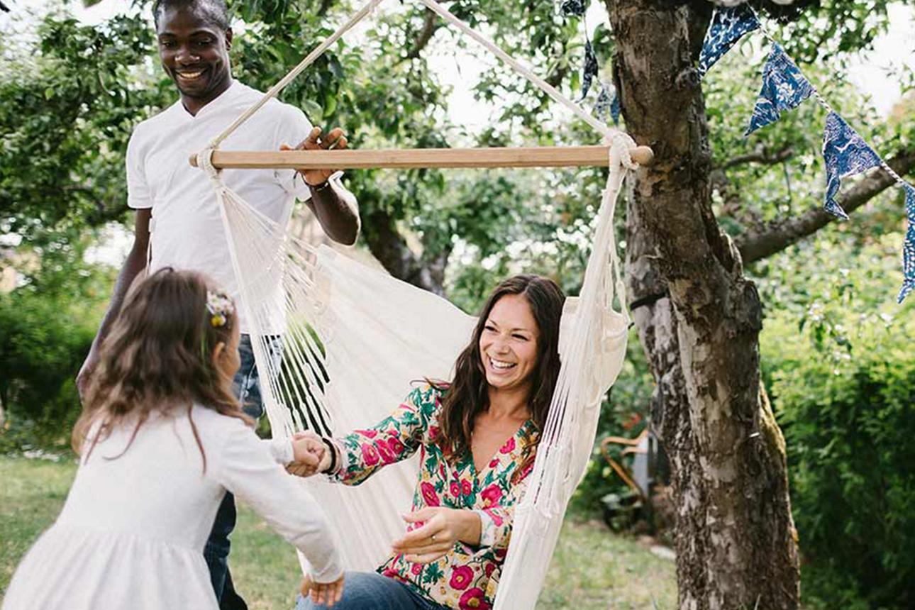 Frau mit Kind am spielen im Garten