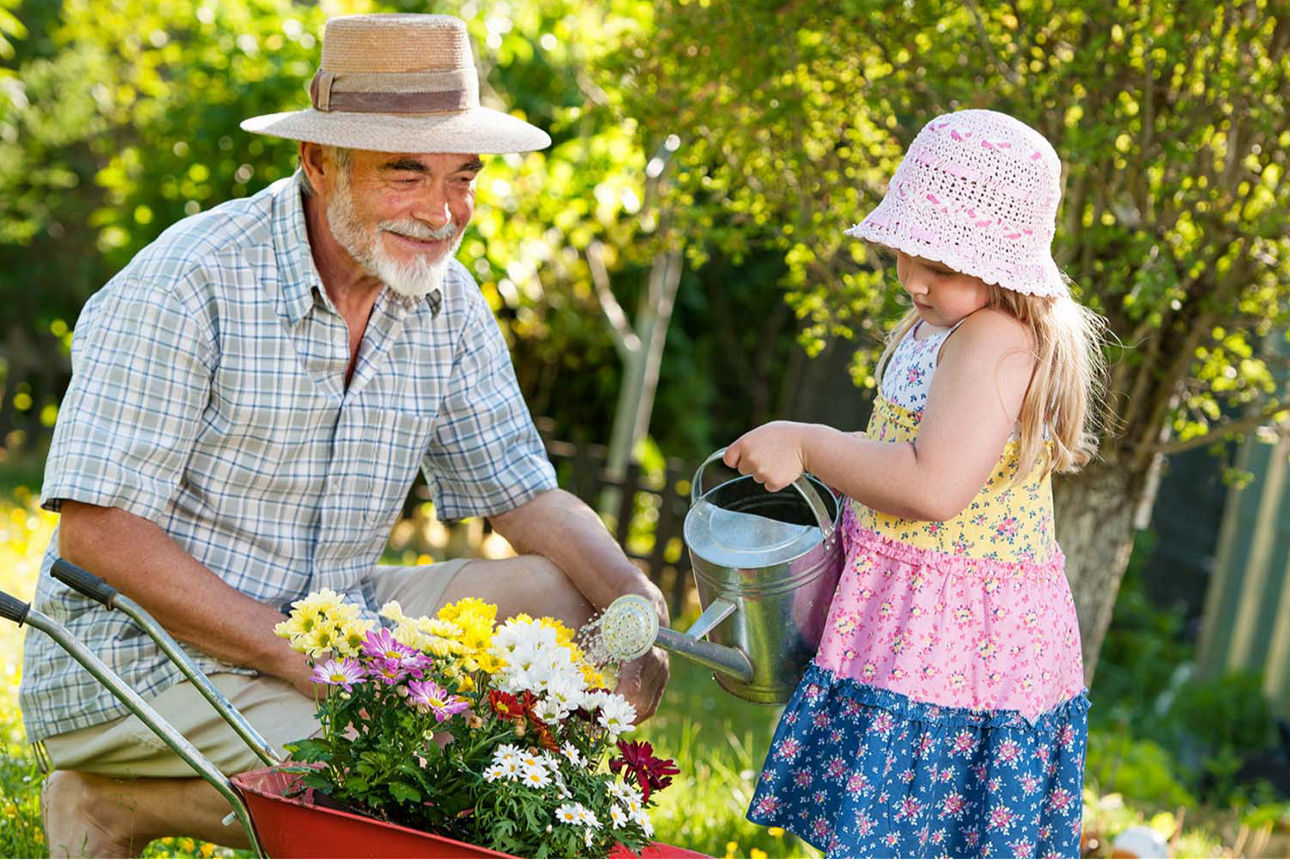Opa macht mit Enkelin Gartenarbeit