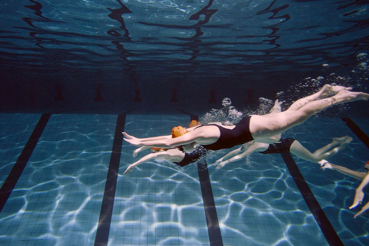 Schwimmerin die in einen Pool raucht