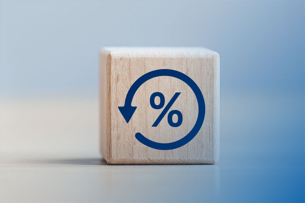 Holzwürfel mit Icon stellvertretend für Kündigungsgeld