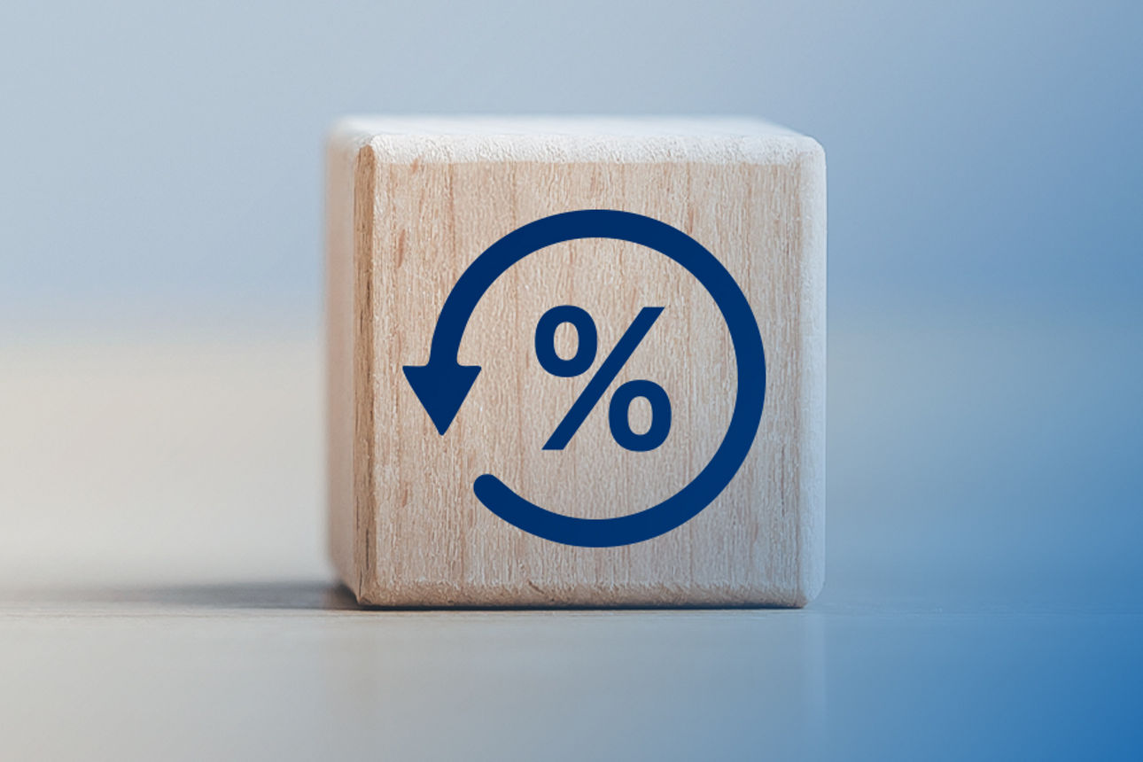 Holzwürfel mit Icon stellvertretend für Kündigungsgeld
