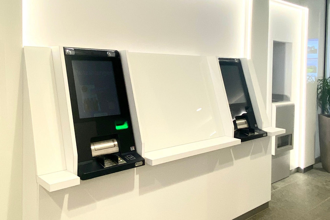 Moderne Selbstbedienungsautomaten in einem hellen und geräumigen Empfangsbereich.